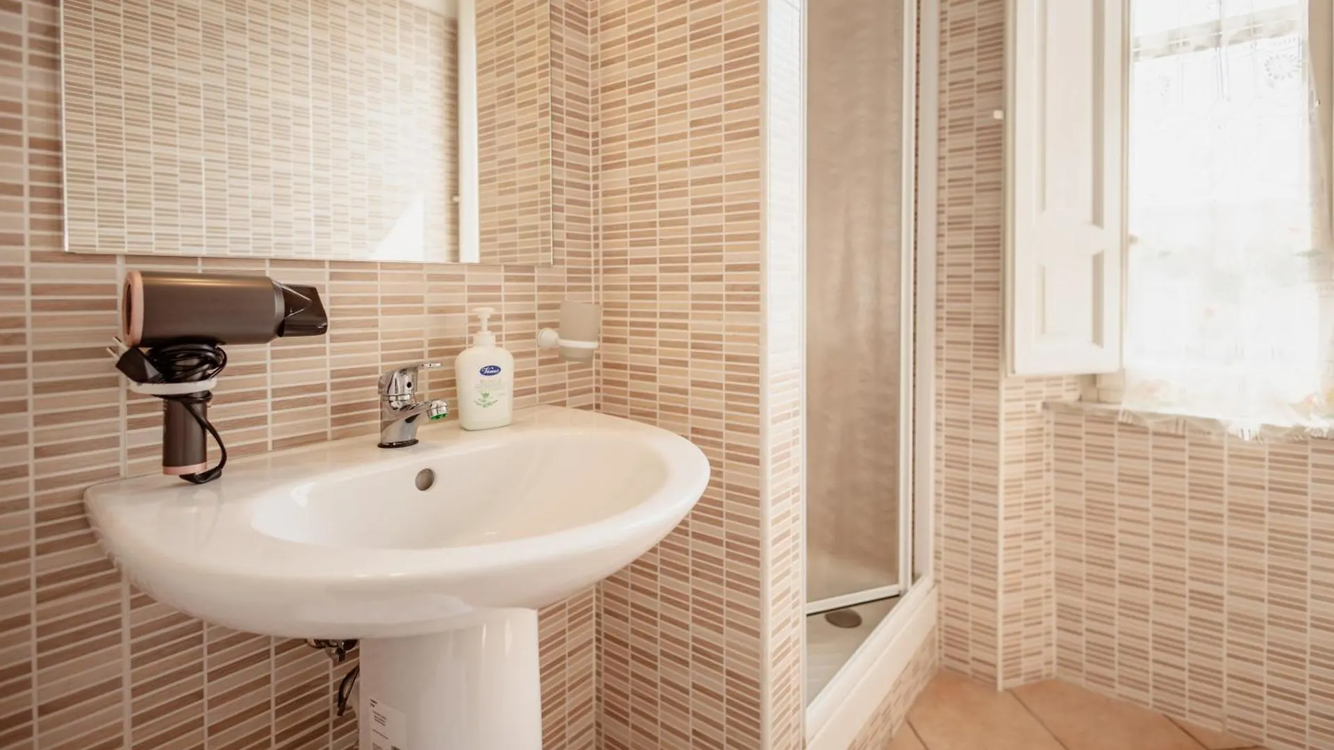 B&B Toscana Pisa Bed & Breakfast
